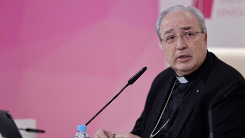 El secretario general de la Conferencia Episcopal Espa&ntilde;ola, Francisco C&eacute;sar Garc&iacute;a Mag&aacute;n, durante la rueda de prensa