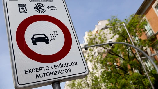 Cartel de Zona de Bajas Emisiones en el centro de la ciudad de Madrid Cartel de Zona de Bajas Emisiones en el centro de la ciudad de Madrid
