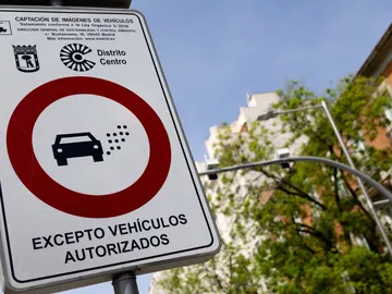 Cartel de Zona de Bajas Emisiones en el centro de la ciudad de Madrid Cartel de Zona de Bajas Emisiones en el centro de la ciudad de Madrid