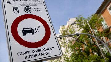 Cartel de Zona de Bajas Emisiones en el centro de la ciudad de Madrid 