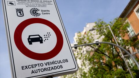 Cartel de Zona de Bajas Emisiones en el centro de la ciudad de Madrid 
