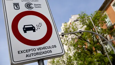 Cartel de Zona de Bajas Emisiones en el centro de la ciudad de Madrid Cartel de Zona de Bajas Emisiones en el centro de la ciudad de Madrid