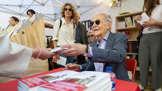 El escritor Eduardo Mendoza firma libros durante la diada de Sant Jordi El escritor Eduardo Mendoza firma libros durante la diada de Sant Jordi