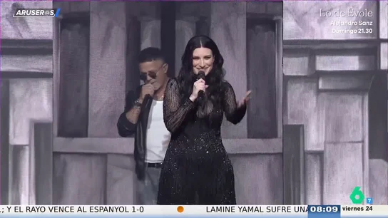 Alejandro Sanz sorprende a Laura Pausini en su concierto en Bogotá al aparecer cantando 'Cuando nadie me ve' Alejandro Sanz sorprende a Laura Pausini en su concierto en Bogotá al aparecer cantando 'Cuando nadie me ve'