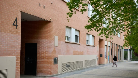 Edificio de viviendas en el barrio de San Jorge de Pamplona desde donde se precipitó una mujer Edificio de viviendas en el barrio de San Jorge de Pamplona desde donde se precipitó una mujer