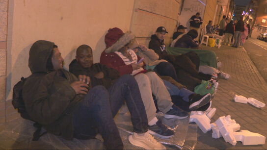 Migrantes a la espera de su documentaci&oacute;n