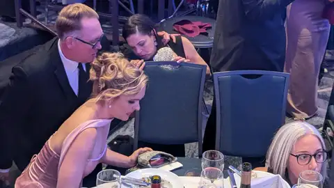 Personas reaccionan tras escuchar aparentes disparos durante la cena anual de la Asociación de Corresponsales de la Casa Blanca Personas reaccionan tras escuchar aparentes disparos durante la cena anual de la Asociación de Corresponsales de la Casa Blanca