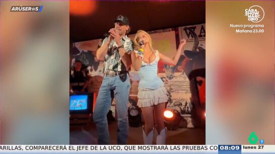 Sydney Sweeney presenta su colecci&oacute;n de ropa interior vaquera con sujetadores colgando del techo y billetes con su cara