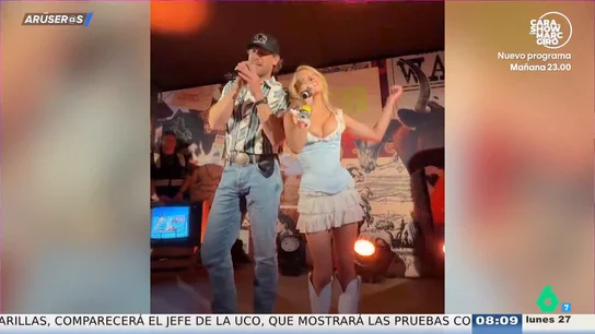 Sydney Sweeney presenta su colección de ropa interior vaquera con sujetadores colgando del techo y billetes con su cara Sydney Sweeney presenta su colección de ropa interior vaquera con sujetadores colgando del techo y billetes con su cara