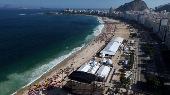 Vista a&eacute;rea de los preparativos en la playa de Copacabana antes del concierto al aire libre de la cantante colombiana Shakira el 2 de mayo, en R&iacute;o de Janeiro, Brasil
