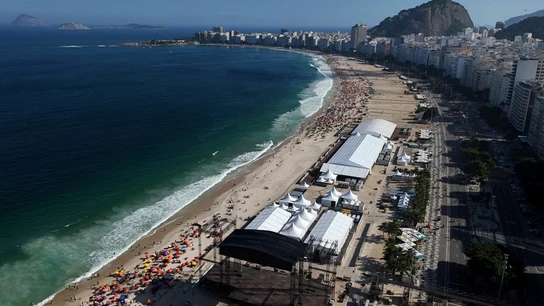 Vista aérea de los preparativos en la playa de Copacabana antes del concierto al aire libre de la cantante colombiana Shakira el 2 de mayo, en Río de Janeiro, Brasil Vista aérea de los preparativos en la playa de Copacabana antes del concierto al aire libre de la cantante colombiana Shakira el 2 de mayo, en Río de Janeiro, Brasil
