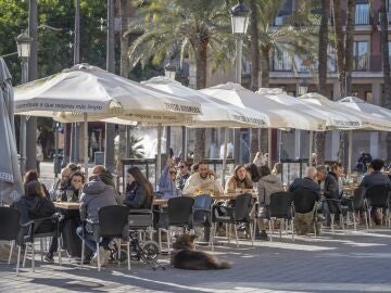Una terraza de la playa de la Malvarrosa 