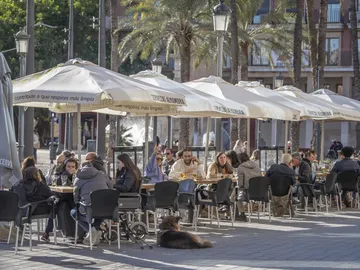 Una terraza de la playa de la Malvarrosa Una terraza de la playa de la Malvarrosa