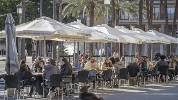 Una terraza de la playa de la Malvarrosa Una terraza de la playa de la Malvarrosa