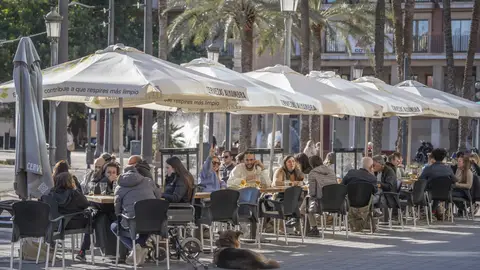 Una terraza de la playa de la Malvarrosa Una terraza de la playa de la Malvarrosa