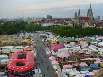 Theresienwiese durante el pequeño Oktoberfest Theresienwiese durante el pequeño Oktoberfest