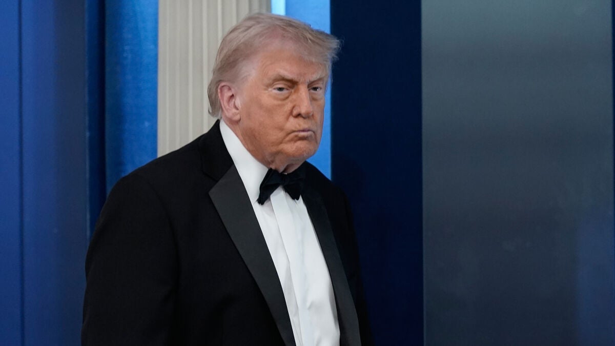 Trump arremete contra una periodista al escuchar el manifiesto del atacante: 