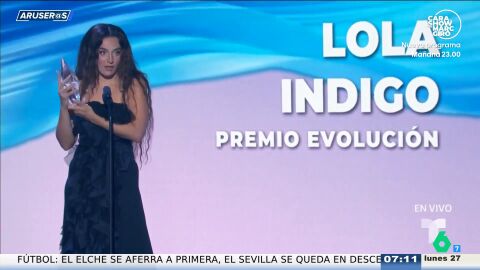 David Bisbal entrega a Lola &Iacute;ndigo el Premio Evoluci&oacute;n Art&iacute;stica en los Billboard Latin Women