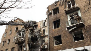 Da&ntilde;os materiales en un edificio en Kriv&oacute;i Rog, la ciudad natal del presidente de Ucrania, Volodimir Zelenski, tras un ataque del Ej&eacute;rcito de Rusia