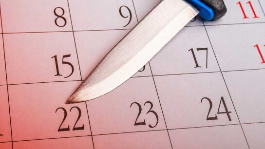 Un cuchillo sobre un calendario