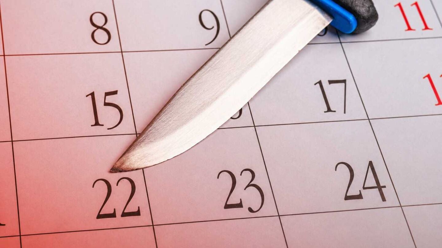 Un cuchillo sobre un calendario