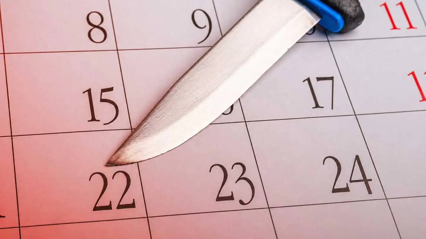 Un cuchillo sobre un calendario Un cuchillo sobre un calendario