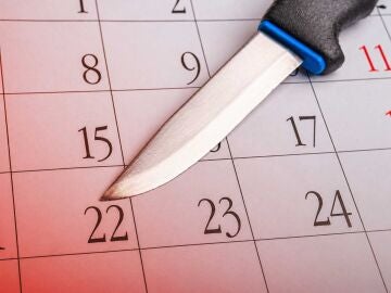 Un cuchillo sobre un calendario