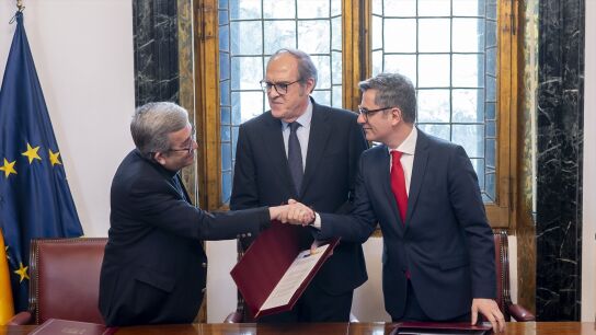 Imagen de archivo. El presidente de la Conferencia Episcopal Espa&ntilde;ola, Luis Arg&uuml;ello; el Defensor del Pueblo, &Aacute;ngel Gabilondo, y el ministro de la Presidencia, F&eacute;lix Bola&ntilde;os.