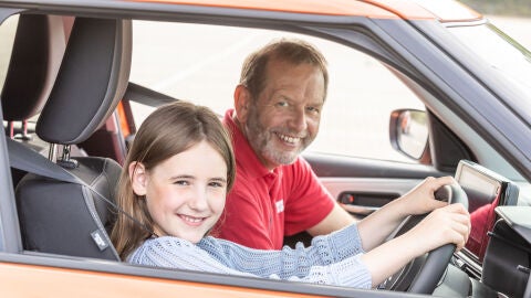 Young Driver ofrece clases de conducción para jóvenes de entre 9 y 17 años en coches reales con doble mando y con instructores cualificados.