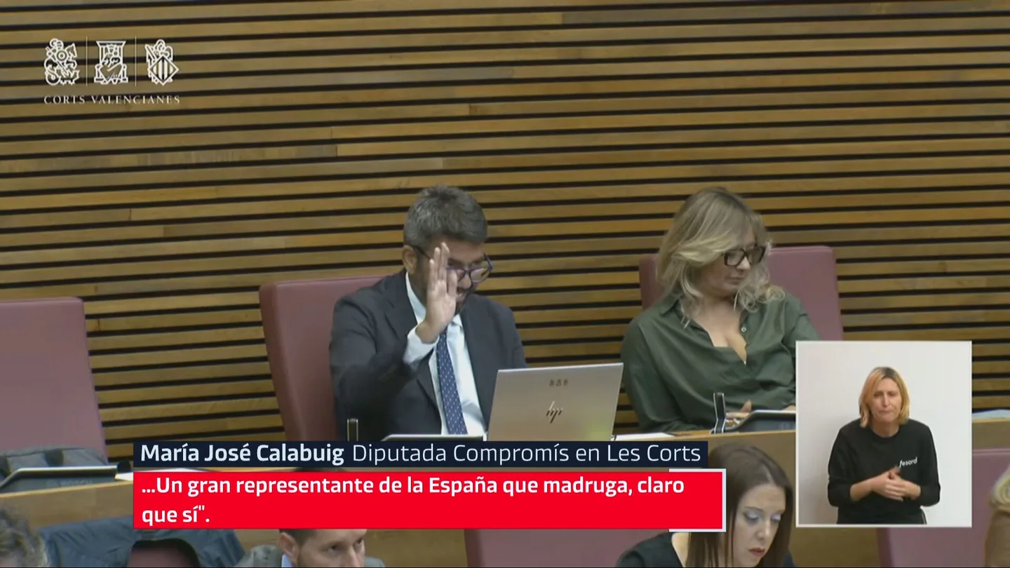 Carlos Mazón saluda de forma burlona ante las críticas de una diputada de Compromís en Les Corts Carlos Mazón saluda de forma burlona ante las críticas de una diputada de Compromís en Les Corts