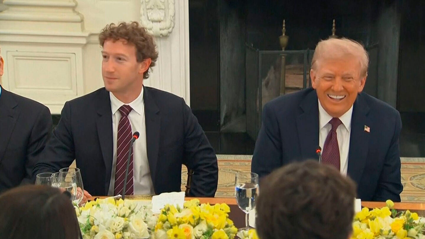 Mark Zuckerberg y Donald Trump en una cena con CEOs de las principales tecnol&oacute;gicas en 2025.