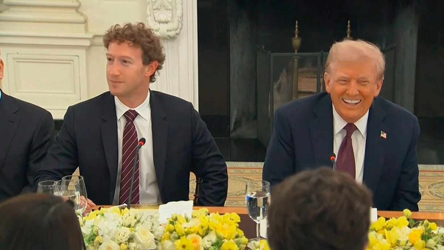 Mark Zuckerberg y Donald Trump en una cena con CEOs de las principales tecnológicas en 2025. Mark Zuckerberg y Donald Trump en una cena con CEOs de las principales tecnológicas en 2025.
