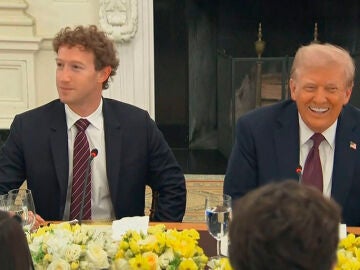 Mark Zuckerberg y Donald Trump en una cena con CEOs de las principales tecnol&oacute;gicas en 2025.