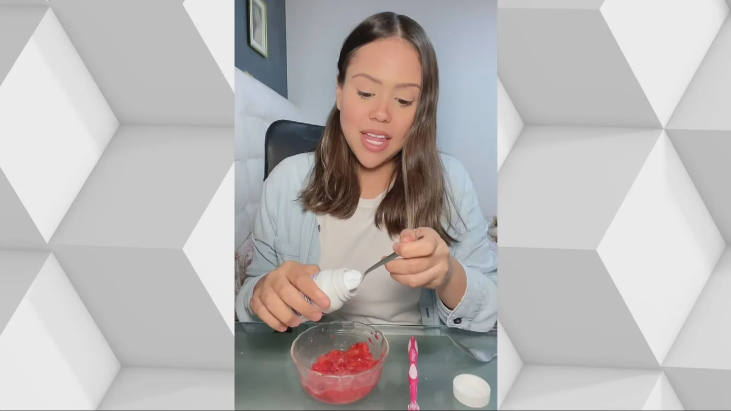 Blanquear dientes con agua oxigenada, limarlos o usar aceites corrosivos: odontólogos denuncian "daños irreversibles" por los consejos de los influencers Blanquear dientes con agua oxigenada, limarlos o usar aceites corrosivos: odontólogos denuncian "daños irreversibles" por los consejos de los influencers