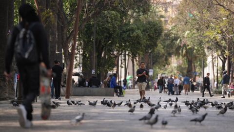 Personas paseando por la Rambla del Raval