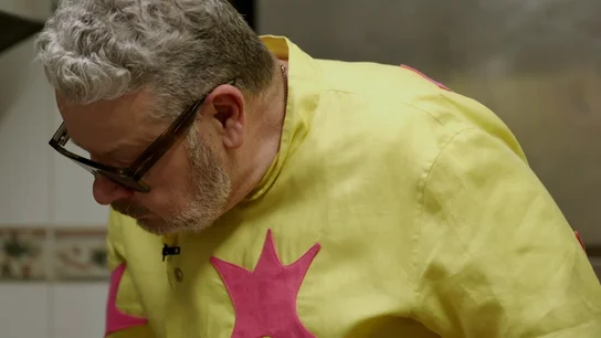 Alberto Chicote se mete en la cocina de 'La Colina' para demostrar cómo se hace una buena tortilla de patatas: "Con cebolla" Alberto Chicote se mete en la cocina de 'La Colina' para demostrar cómo se hace una buena tortilla de patatas: "Con cebolla"
