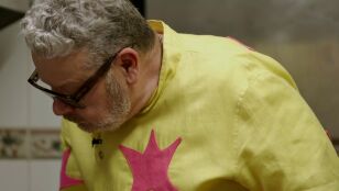  Alberto Chicote se mete en la cocina de 'La Colina' para demostrar c&oacute;mo se hace una buena tortilla de patatas: "Con cebolla"