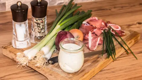 Ingredientes para la tarta salada típica de la Alsacia Ingredientes para la tarta salada típica de la Alsacia