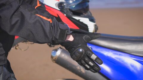 Europa quiere m&aacute;s protecci&oacute;n obligatoria en moto: la encuesta de las federaciones a la que pueden responder los moteros y lo que propone cada pa&iacute;s