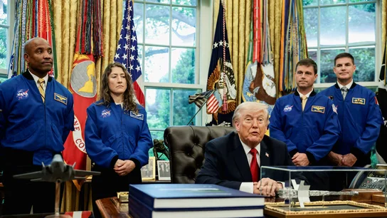 Donald Trump con el equipo de la NASA Donald Trump con el equipo de la NASA