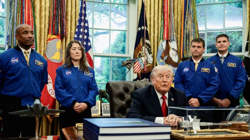 Donald Trump con el equipo de la NASA