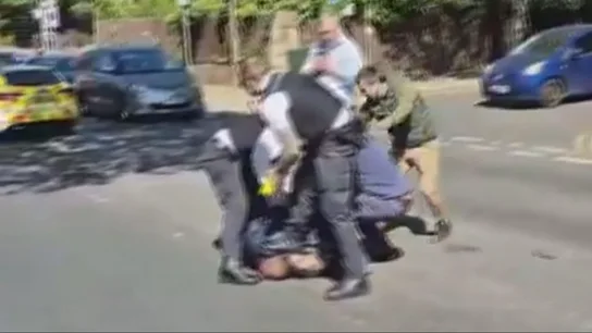 Así fue el encuentro de la policía con el hombre que estaba acuchillando a transeúntes en un barrio judío de Londres Así fue el encuentro de la policía con el hombre que estaba acuchillando a transeúntes en un barrio judío de Londres