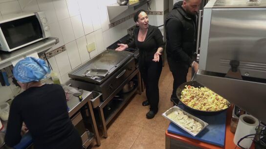 Rondas de chupitos, gritos y comida en mal estado: el caos absoluto que Chicote se encuentra en 'La Colina'