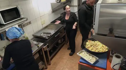 Rondas de chupitos, gritos y comida en mal estado: el caos absoluto que Chicote se encuentra en 'La Colina' Rondas de chupitos, gritos y comida en mal estado: el caos absoluto que Chicote se encuentra en 'La Colina'