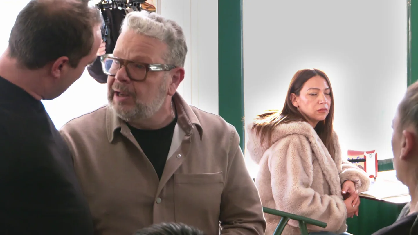 Así reaccionan en 'La Colina' al ver a Chicote entrar por sorpresa para parar el servicio: "Me tiemblan las piernas" Así reaccionan en 'La Colina' al ver a Chicote entrar por sorpresa para parar el servicio: "Me tiemblan las piernas"