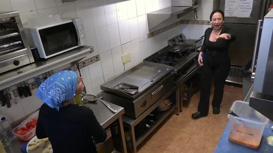 "Hostia, vaya humos": Alberto Chicote flipa al oír a la cocinera de 'La Colina' decir a la camarera que se "relaje la raja" "Hostia, vaya humos": Alberto Chicote flipa al oír a la cocinera de 'La Colina' decir a la camarera que se "relaje la raja"