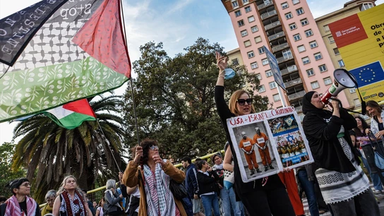 Decenas de personas durante una concentración en protesta por el ataque del ejército de Israel a la Global Sumud Flotilla, en Barcelona. Decenas de personas durante una concentración en protesta por el ataque del ejército de Israel a la Global Sumud Flotilla, en Barcelona.