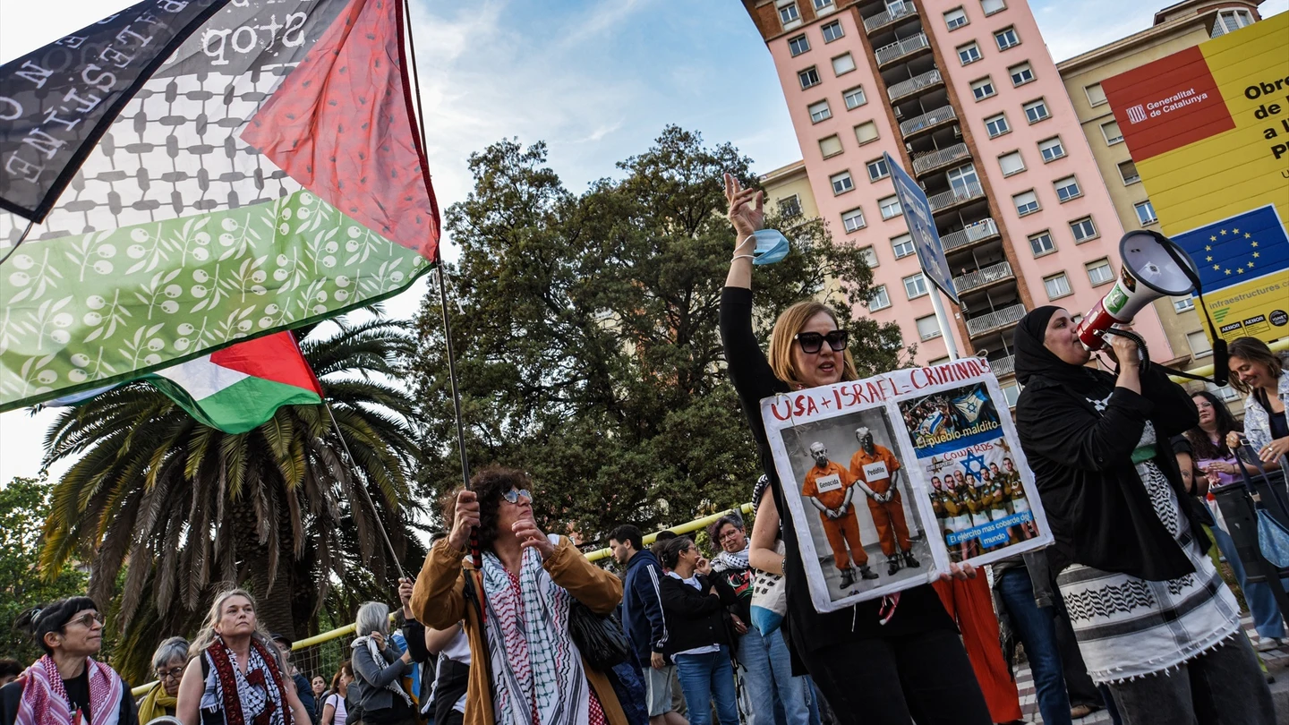 Decenas de personas durante una concentración en protesta por el ataque del ejército de Israel a la Global Sumud Flotilla, en Barcelona. Decenas de personas durante una concentración en protesta por el ataque del ejército de Israel a la Global Sumud Flotilla, en Barcelona.