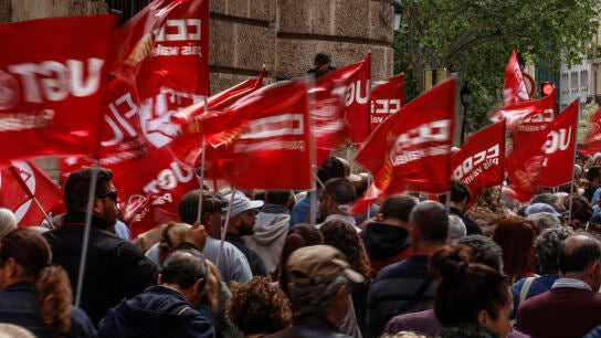 Decenas de personas durante la manifestaci&oacute;n por el D&iacute;a del Trabajador, a 1 de mayo de 2025, en Valencia