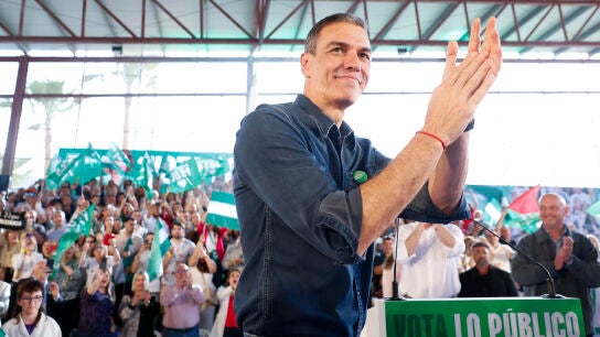 El presidente del Gobierno, Pedro S&aacute;nchez, durante un acto de campa&ntilde;a celebrado este viernes en la Ciudad Deportiva de C&aacute;rtama (M&aacute;laga). 